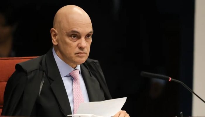 Moraes impõe entrega de celulares por funcionários durante prisão domiciliar de Bolsonaro