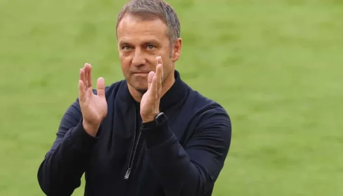 Hansi Flick renova contrato com o Barcelona até 2028