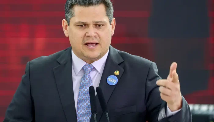 Davi Alcolumbre falta a evento de Lula e acirra tensões entre os Poderes
