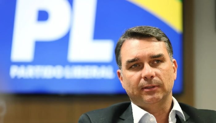 Flávio Bolsonaro é homenageado com título de cidadão sorocabano