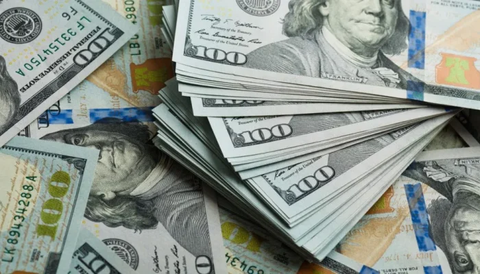 Dólar e Bolsa caem com queda do petróleo e tensões no Oriente Médio