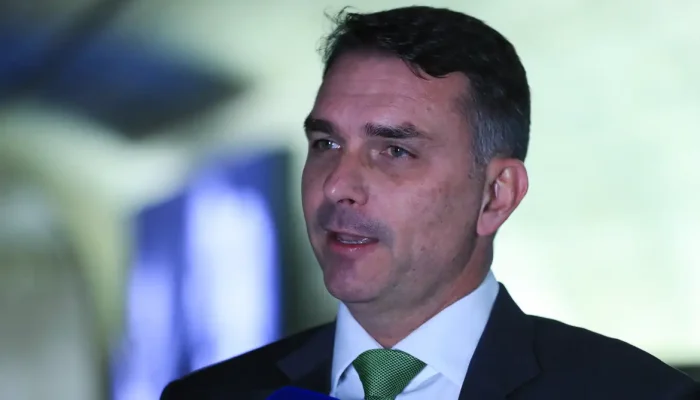 Flávio Bolsonaro confirma reunião com banqueiro após prisão de Vorcaro