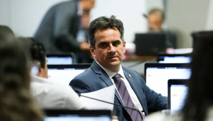 Ciro Nogueira afirma que Flávio Bolsonaro deve ser investigado