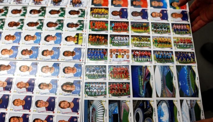 Polícia apreende 200 mil figurinhas falsificadas da Copa do Mundo em operação no Rio