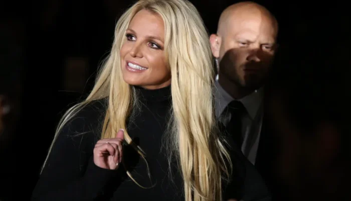 Britney Spears oferece lasanha a policiais antes de prisão por suspeita de embriaguez ao volante