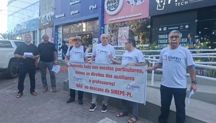 Professores da rede privada de Teresina realizam protesto por reajuste salarial