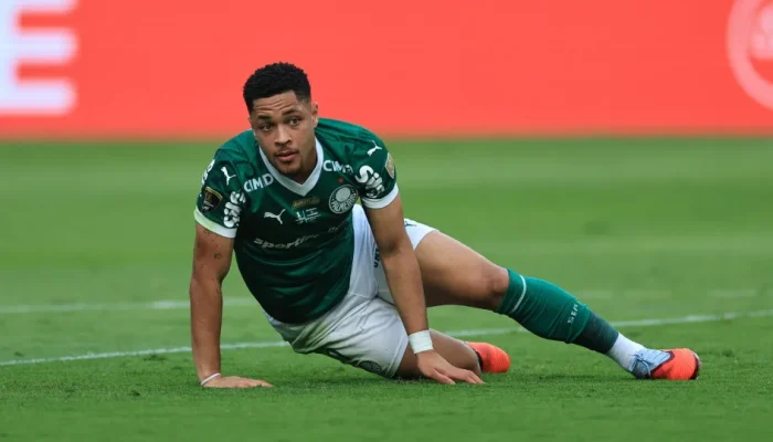 Vitor Roque segue tratamento e não terá férias durante a Copa do Mundo