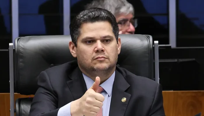 Alcolumbre propõe melhorias na PEC do 6×1 e defende tramitação nas comissões