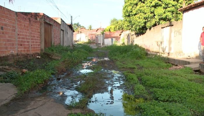 Moradores da Rua Andradina em Teresina enfrentam abandono e lama em via pública