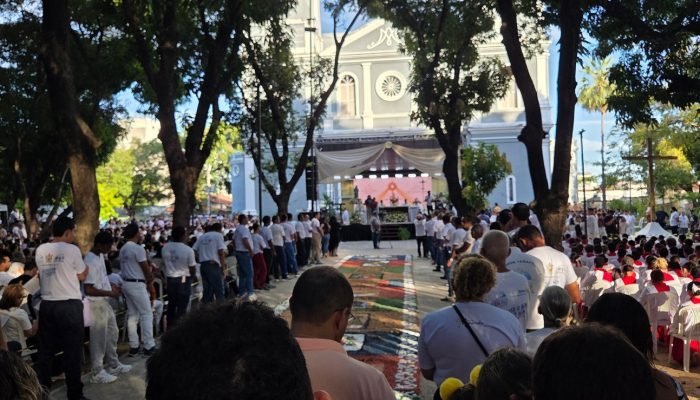 Corpus Christi reúne centenas de fiéis no Centro de Teresina