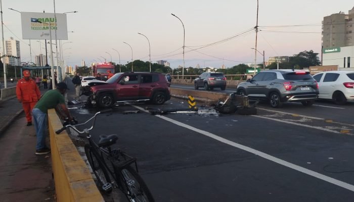 Motorista é detido após colidir carro em canteiro da ponte Juscelino Kubitschek em Teresina