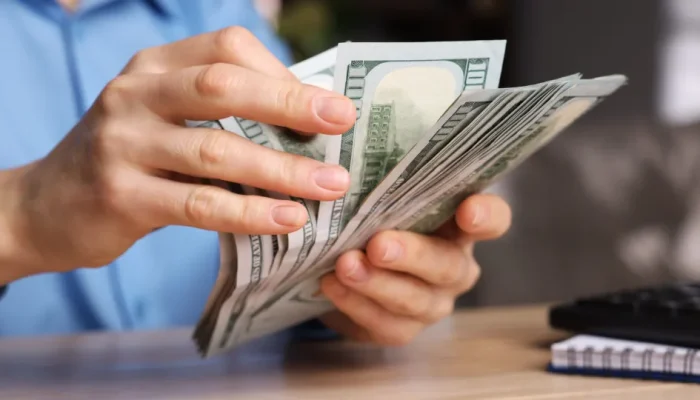 Dólar supera R$ 5,12 com expectativa de juros mais altos nos EUA