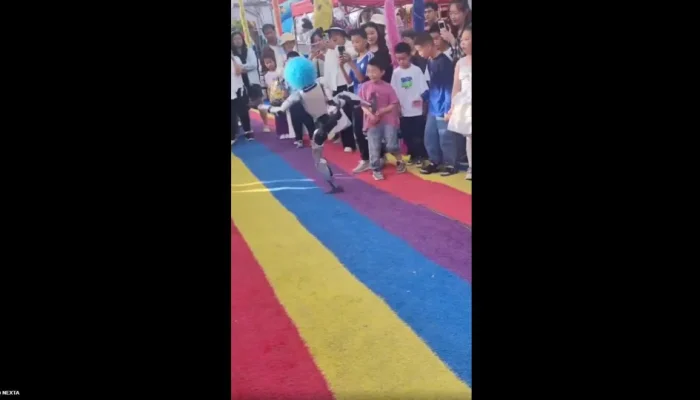 Robô chuta criança durante demonstração de artes marciais na China