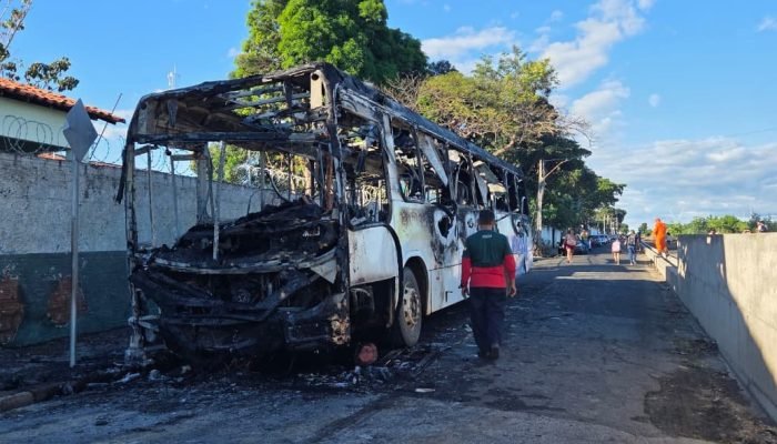 Incêndio em ônibus escolar em Teresina gera susto e riscos elétricos