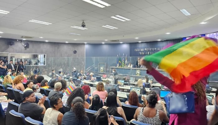 Câmara de Teresina adia votação sobre banheiros femininos para mulheres trans em meio a protestos