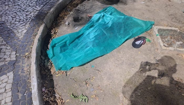 Homem é assassinado a facadas em praça de Teresina; companheira testemunha o crime