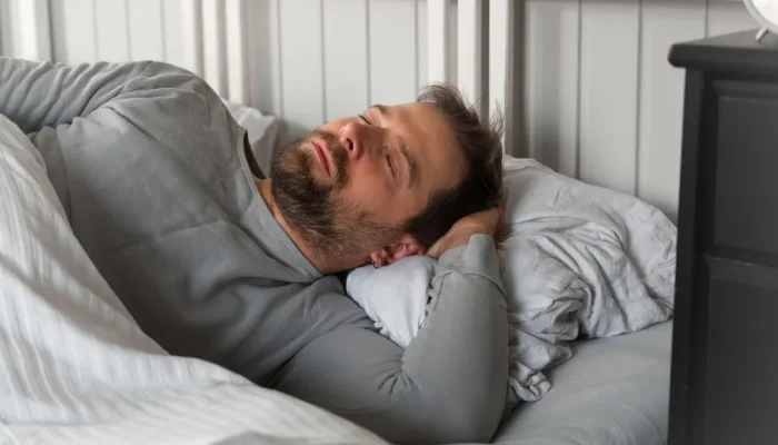 Dormir do lado esquerdo: benefícios para a saúde que você precisa conhecer