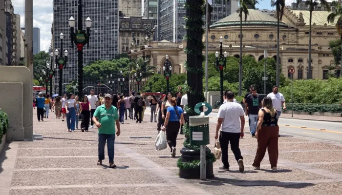Pobreza atinge menor nível histórico nas metrópoles, mas desigualdade aumenta