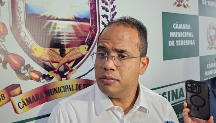 Crise do lixo em Teresina é atribuída a contratos emergenciais, diz Enzo Samuel