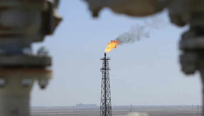 Petróleo fecha em queda após Trump suspender ataques ao Irã