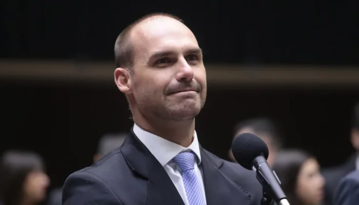 Eduardo Bolsonaro apoia Júlia Zanatta como vice na chapa de Flávio