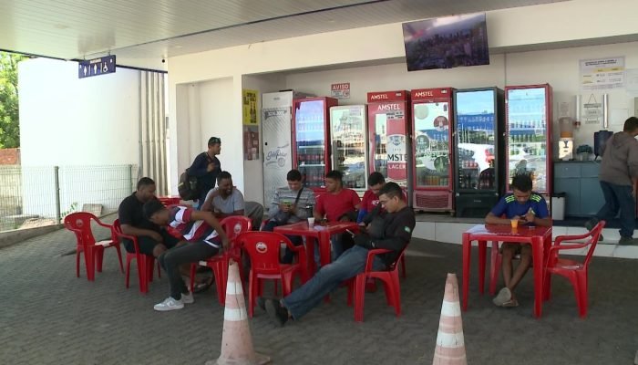 Funcionários de posto em Teresina acompanham Copa do Mundo durante expediente