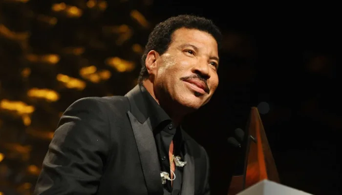 Lionel Richie interrompe show nos EUA e preocupa fãs na estreia de turnê