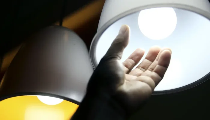 Bandeira tarifária das contas de luz permanece amarela em julho