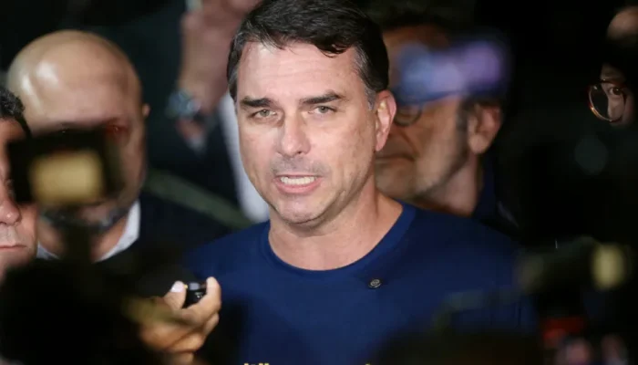 Flávio Bolsonaro critica Michelle por desinformação sobre festa de Vorcaro