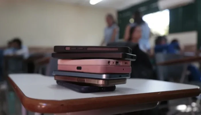 Avanço da restrição a celulares nas escolas enfrenta desafios significativos
