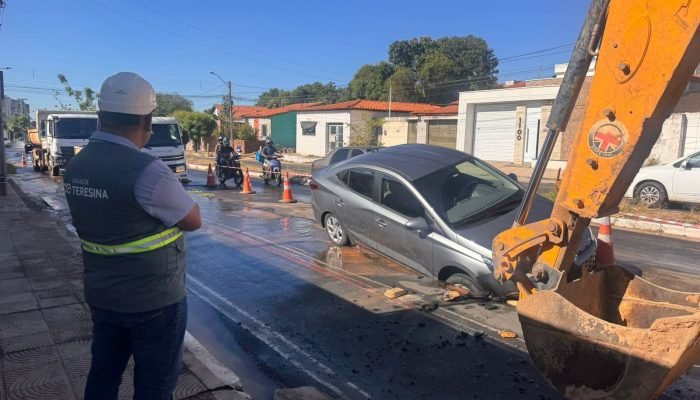 Carro afunda em buraco na Avenida Odilon Araújo em Teresina