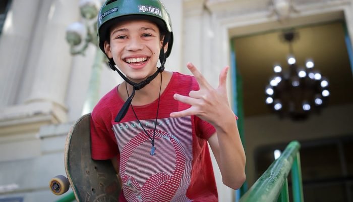 Skatista de 13 anos se encontra com prefeito após vídeo sobre praça em Teresina