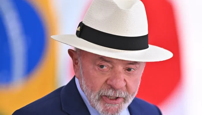 Lula faz gesto polêmico e critica desigualdade em evento do governo