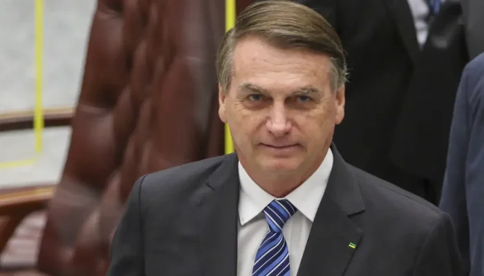 Bolsonaro permanece em prisão domiciliar após decisão de Alexandre de Moraes