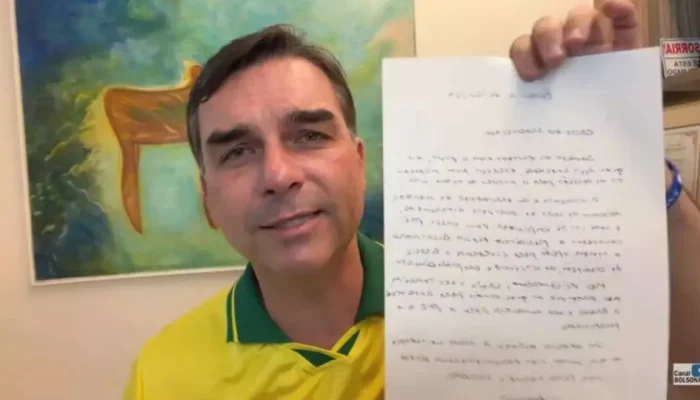 Flávio Bolsonaro lê carta de Jair Bolsonaro em live e pede união política