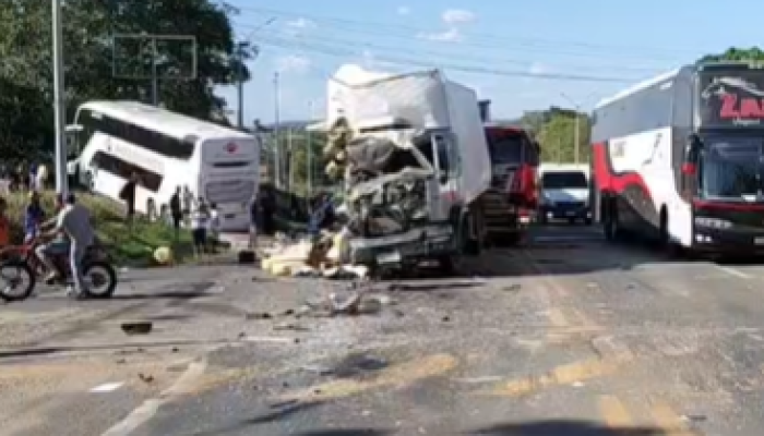 Colisão entre ônibus e caminhão na Br-343 em Água Branca deixa três feridos