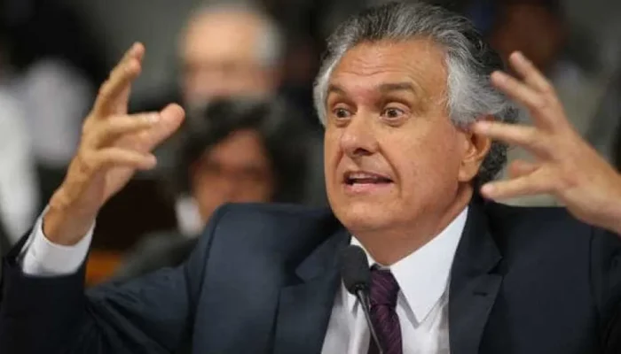 Caiado critica Flávio Bolsonaro e aponta candidatura em declínio