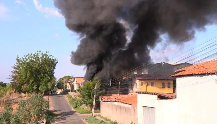 Incêndio consome oficina de refrigeração em Teresina enquanto proprietário estava fora