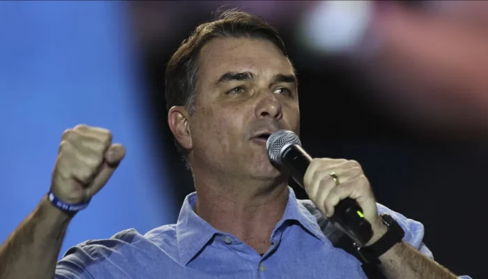 Investigação revela que advogado pagou voos de Flávio Bolsonaro na Europa