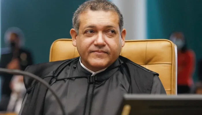 Kassio Nunes Marques determina censura a canal pró-Lula após pedido de Flávio Bolsonaro
