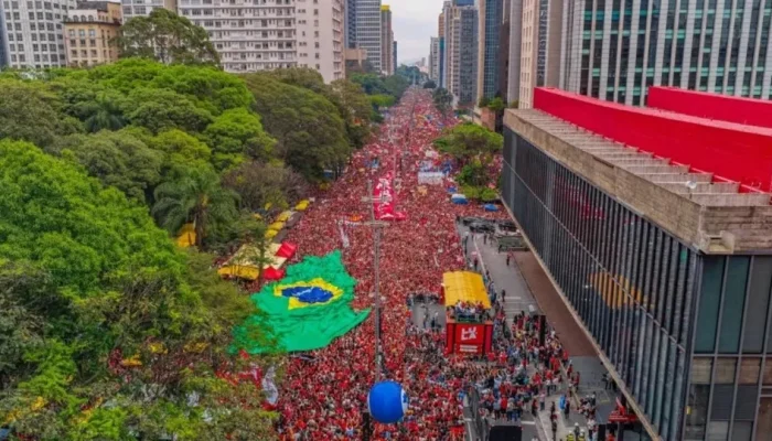 Lula mobiliza multidão em São Paulo e convoca apoio para o segundo turno