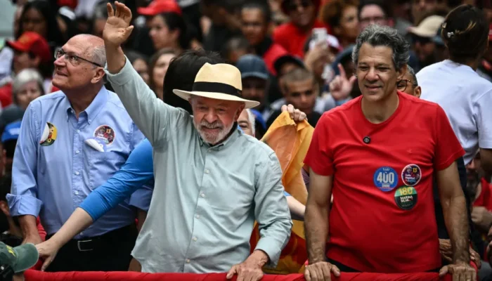 Lula vence em votação no exterior, superando Flávio Bolsonaro