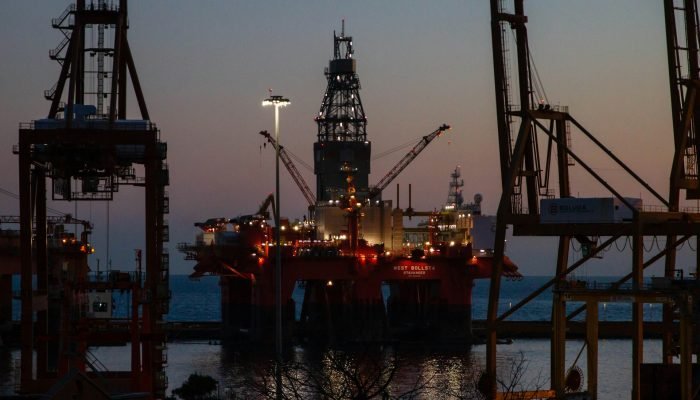 Imagem mostra uma plataforma de petróleo.