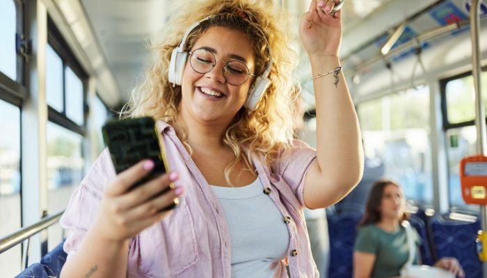 O Galaxy Buds FE possui recurso de tradução em tempo real via Galaxy AI. (Fonte: Samsung/Divulg...