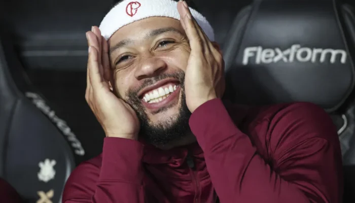 Memphis Depay chega ao Corinthians para finalizar renovação de contrato