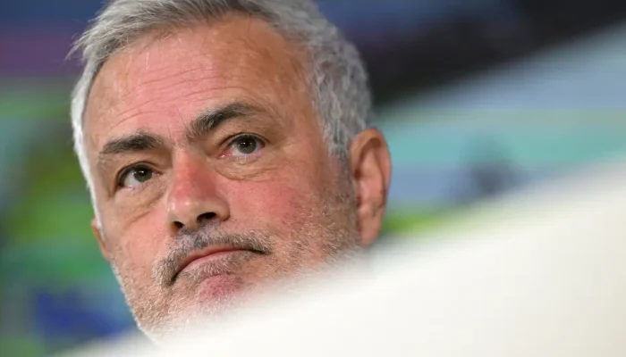 Mourinho critica imprensa e defende Mbappé: "Ridículo"