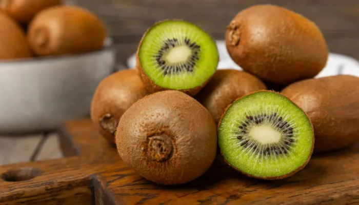 Os benefícios surpreendentes de comer kiwi com casca