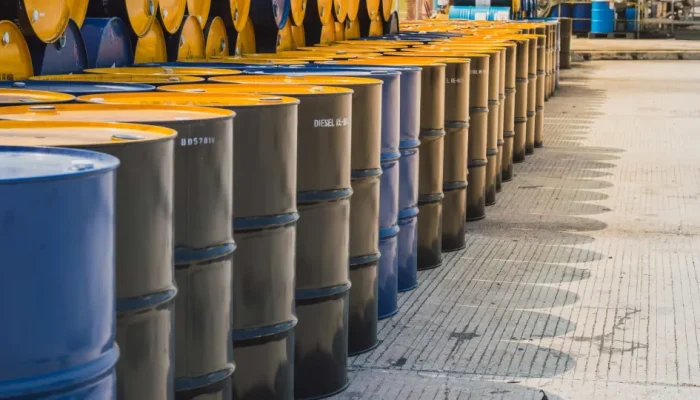 Petróleo dispara mais de 3% e atinge maior valor em quase um mês
