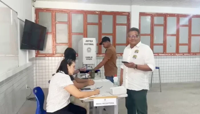Professor Jurity vota em Parnaíba nas eleições de 2026
