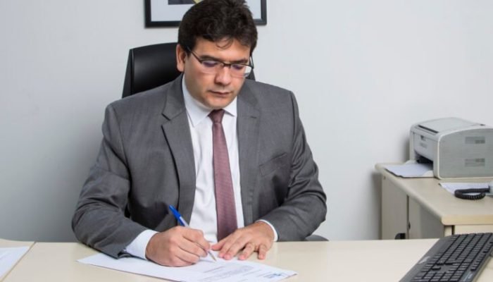 Rafael Fonteles assinando documento (Foto: Regis/ CCom)